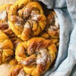 Saffransbullar med vaniljfyllning som är snurrade och strödda med socker.