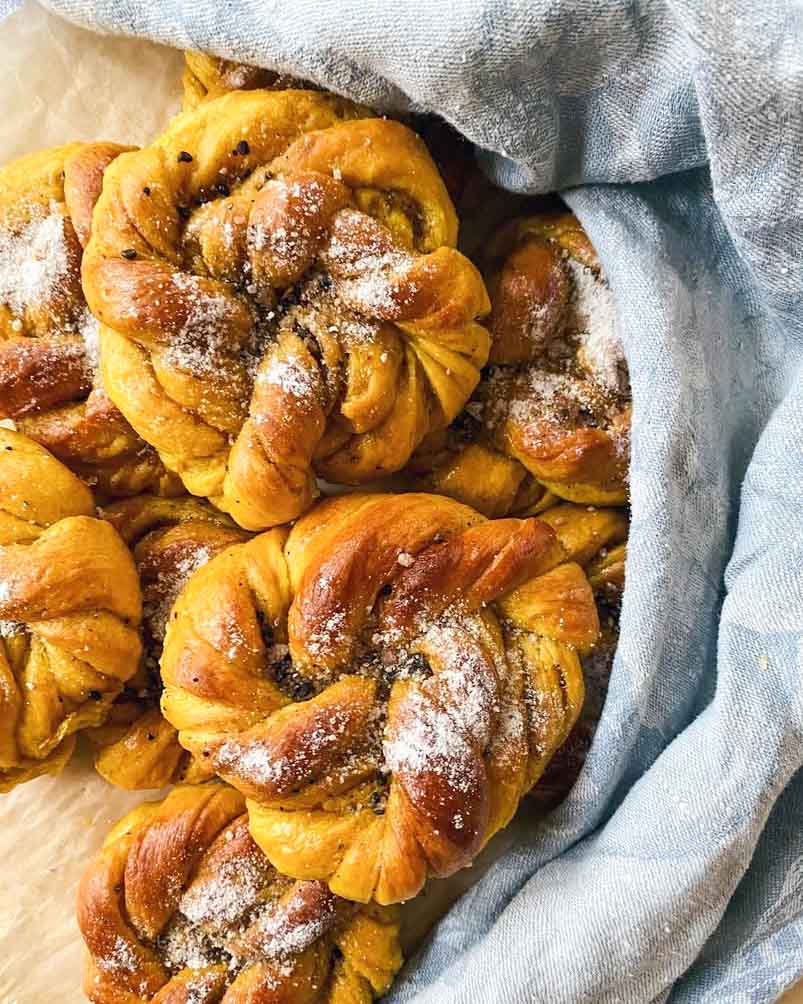 Saffransbullar med vanilj- och kardemummafyllning Saffransbullar med vanilj- och kardemummafyllning