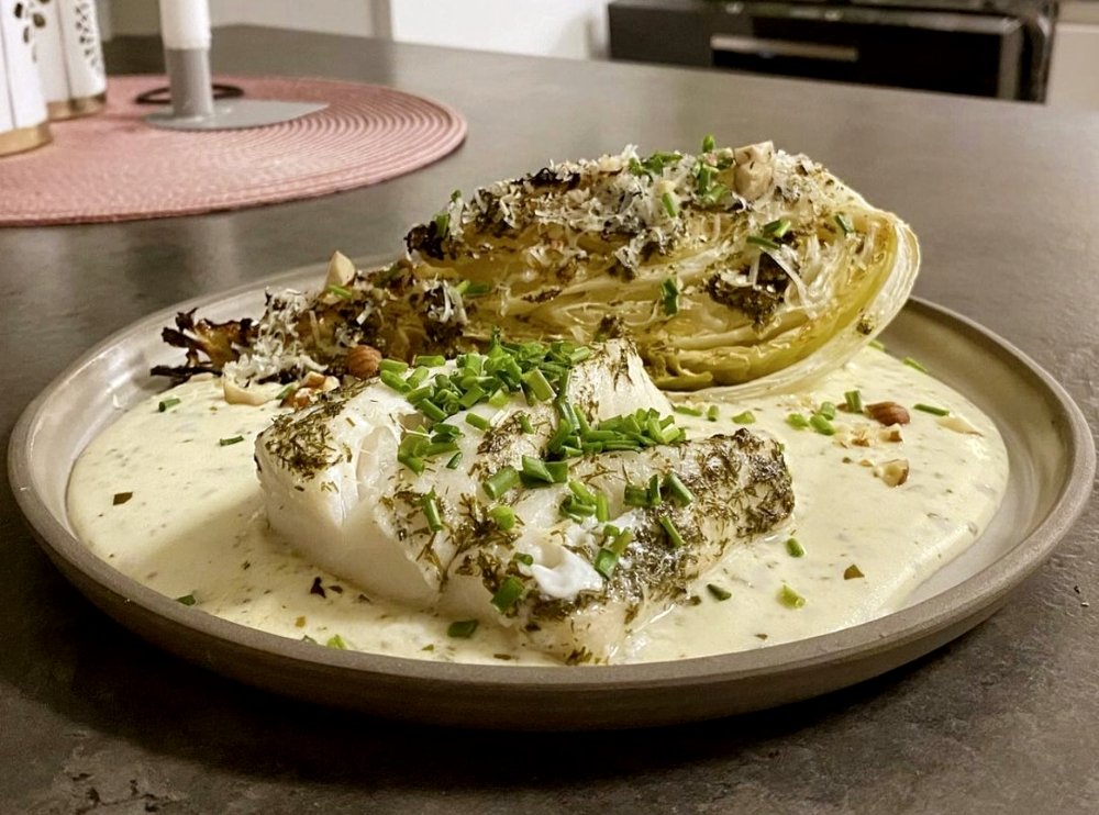 Ugnsbakad torskrygg med rostad spetskål och färskostsås Ugnsbakad torskrygg med rostad spetskål och färskostsås