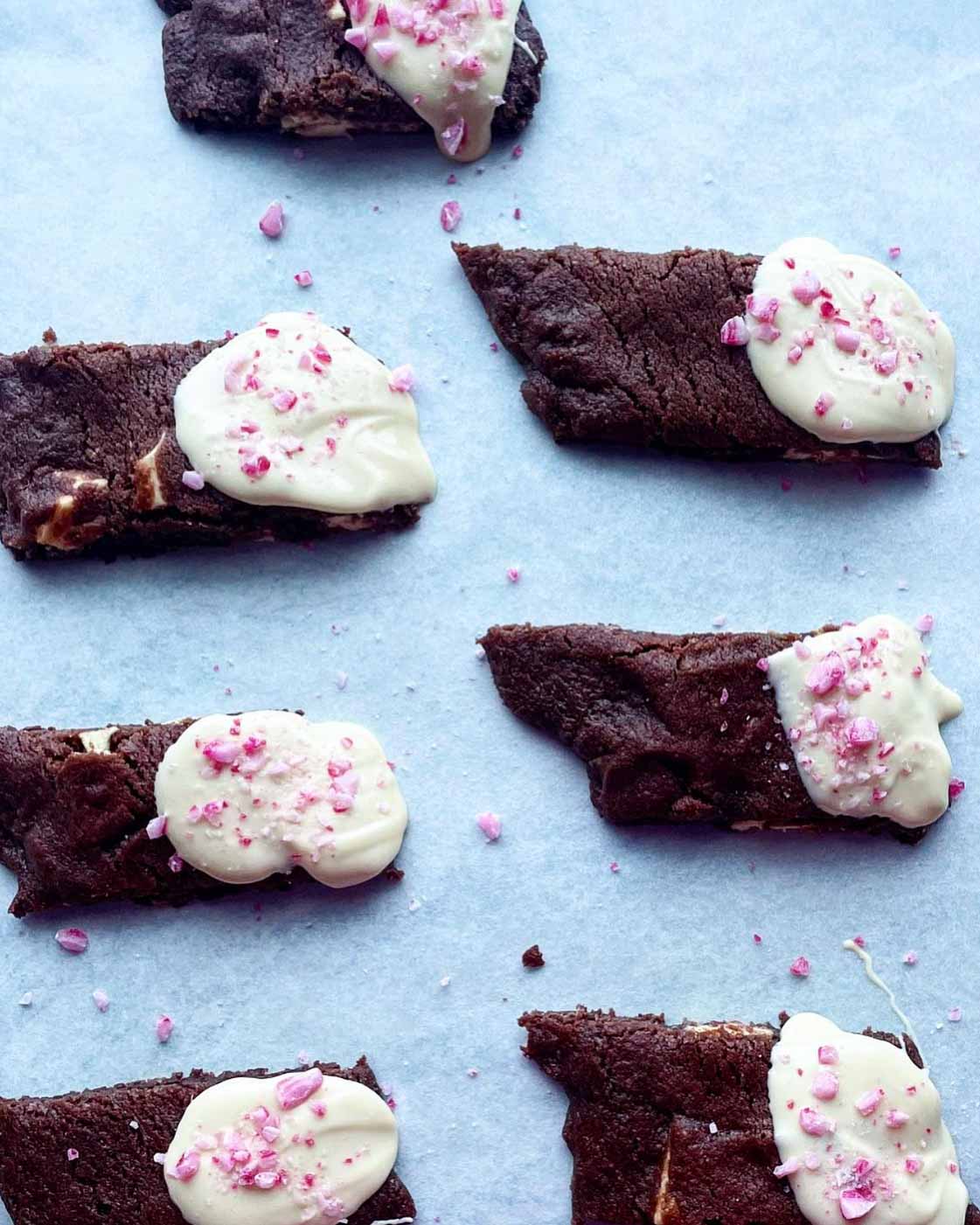 Chokladkolasnittar med vit choklad och polka Chokladkolasnittar med vit choklad och polka