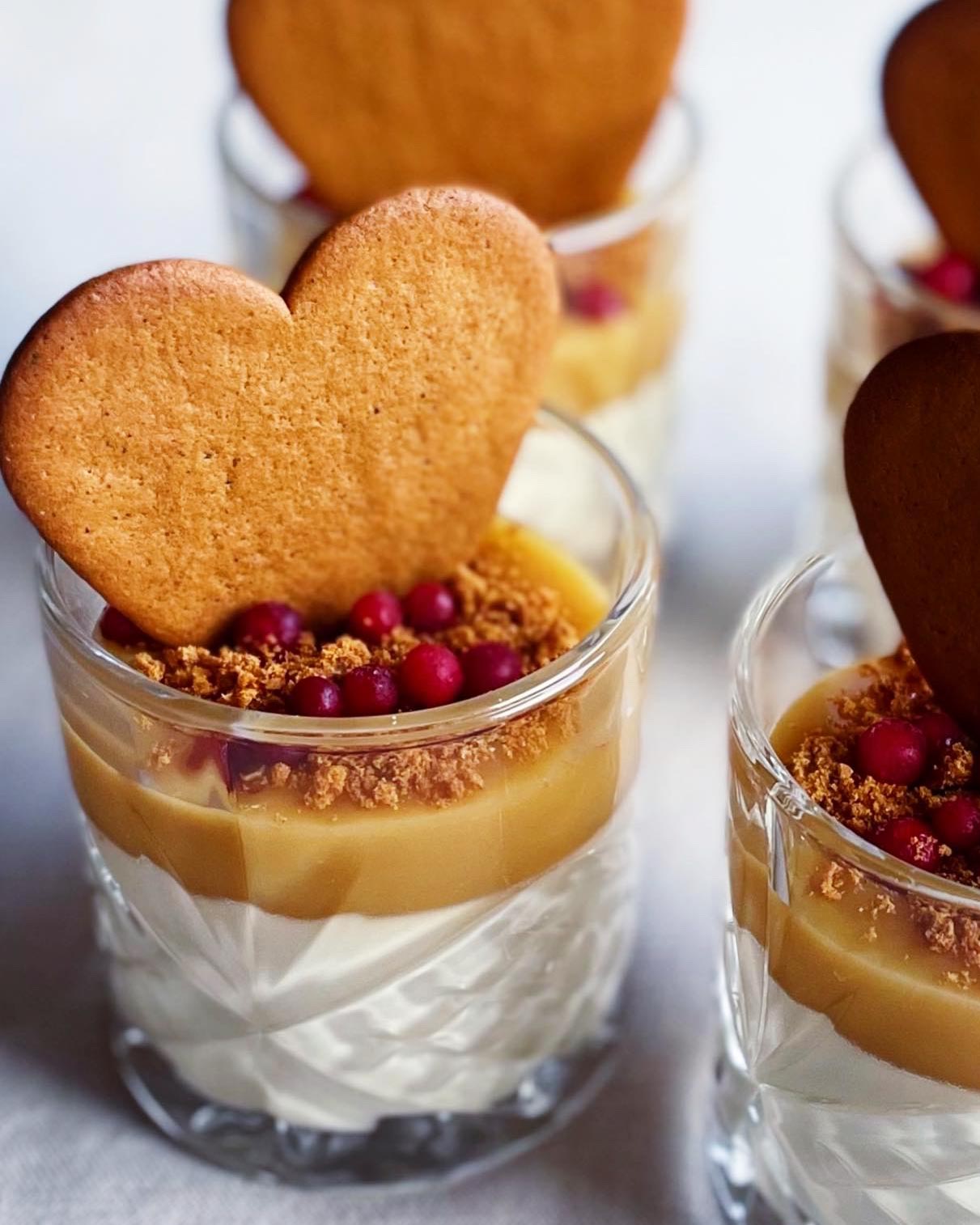 Pepparkakspannacotta med hemgjord kolasås Pepparkakspannacotta med hemgjord kolasås