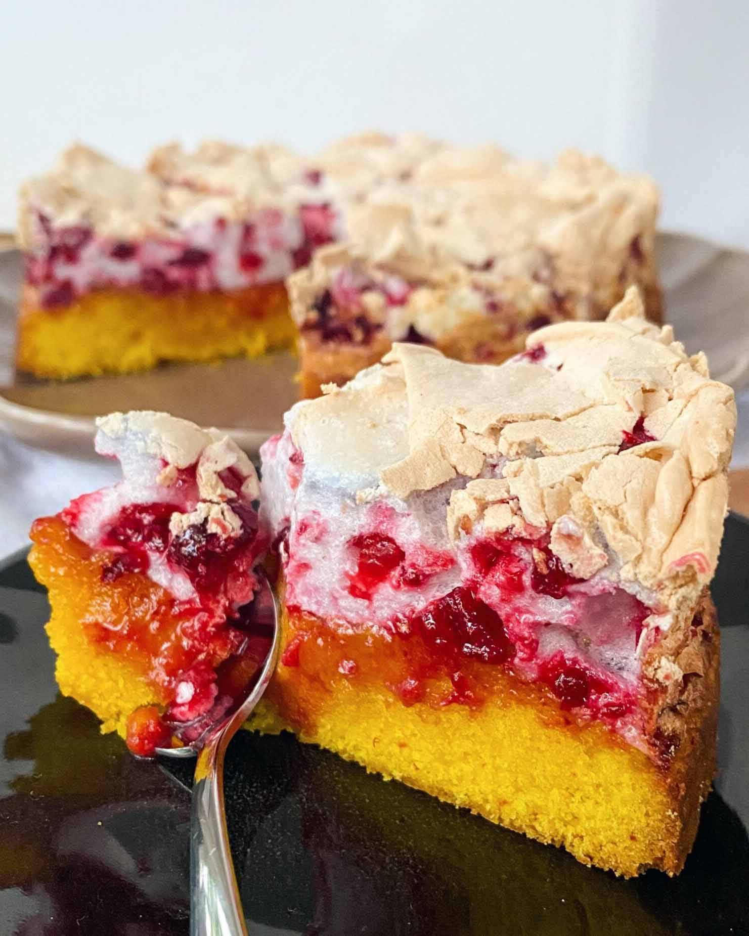 Saffranskladdkaka med hallonmaräng Saffranskladdkaka med hallonmaräng