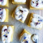 Saffransrutor med vit choklad och mascarponekräm toppade med ätbara blommor.
