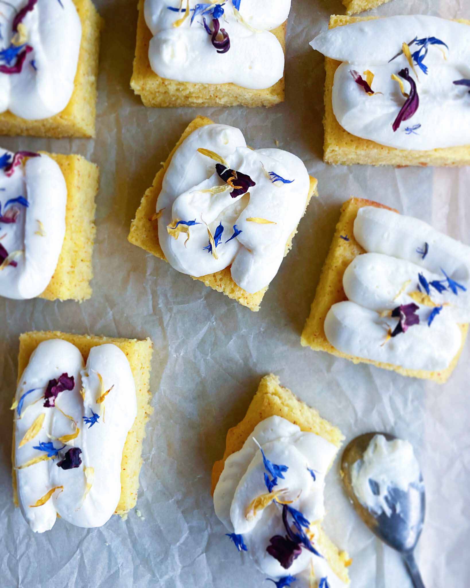 Saffransrutor med en vit choklad- och mascarponekräm Saffransrutor med en vit choklad- och mascarponekräm