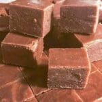 Bitar av chokladnougat staplade på en yta.
