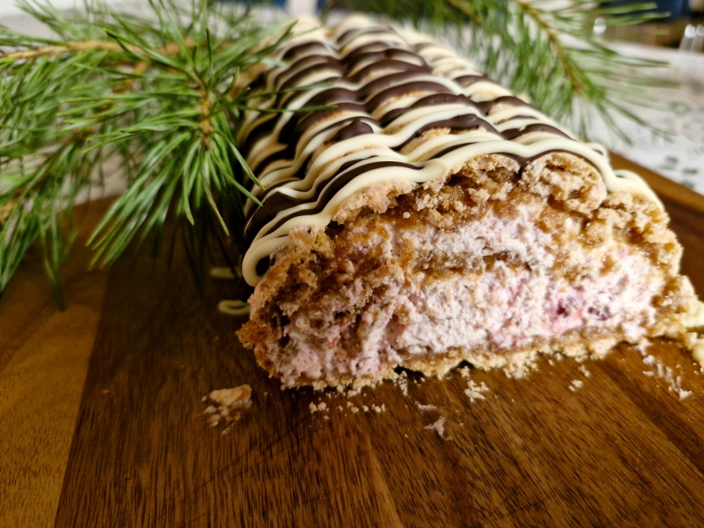 Pepparkaksbudapest med lingongrädde Pepparkaksbudapest med lingongrädde