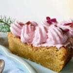 Saffransblondie med rosa lingonfärskost och dekoration på toppen.