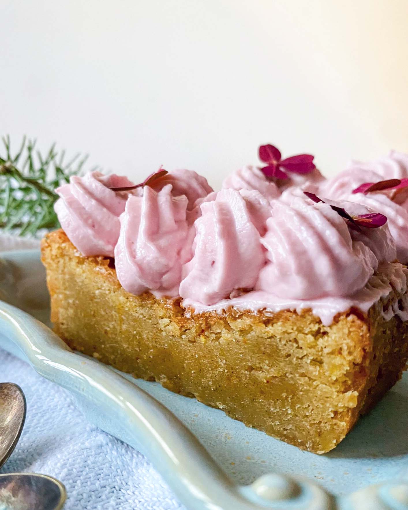 Saffransblondie med lingonfärskost Saffransblondie med lingonfärskost