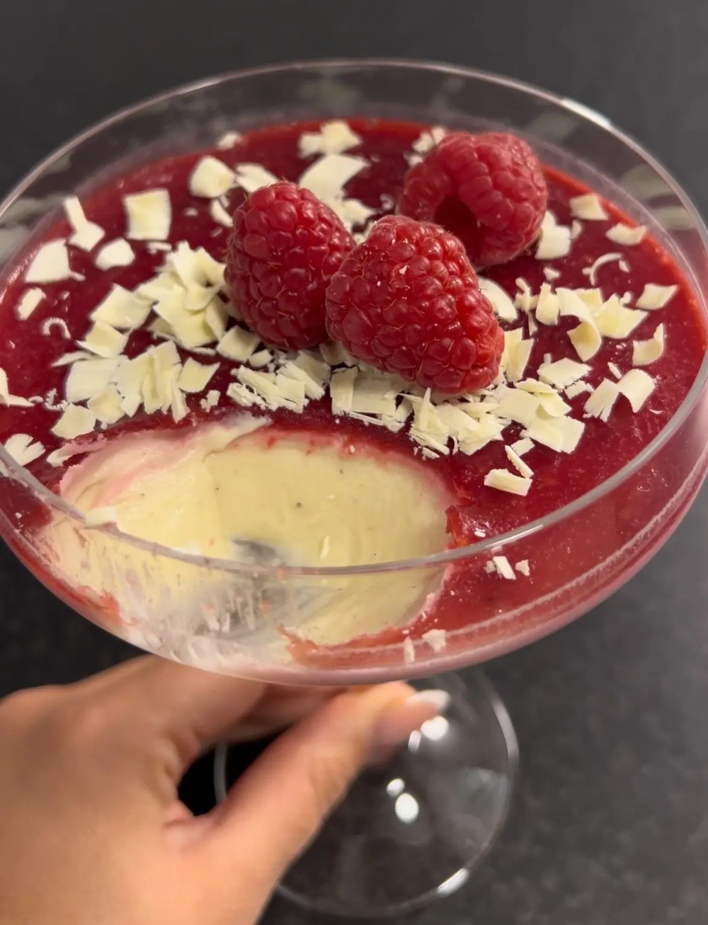 Vit chokladpannacotta med hallon Vit chokladpannacotta med hallon
