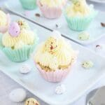 Cupcakes med citron- och vallmofrö, dekorerade med gräddfrosting och små chokladägg.