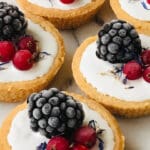 Mazariner dekorerade med royal icing, svarta bär och röda vinbär.