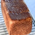 En nygräddad shokupan bröd på ett galler för att svalna.