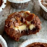 En bit drömmuffins med Daim och chokladbitar på toppen, med en bit tagen.