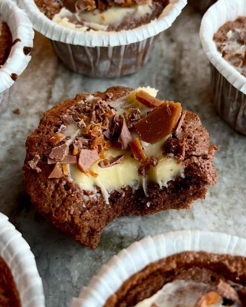 Havrekaksmuffins med rabarber och vaniljkräm 9 En bit drömmuffins med choklad och vit chokladfyllning, dekorerad med chokladbitar.