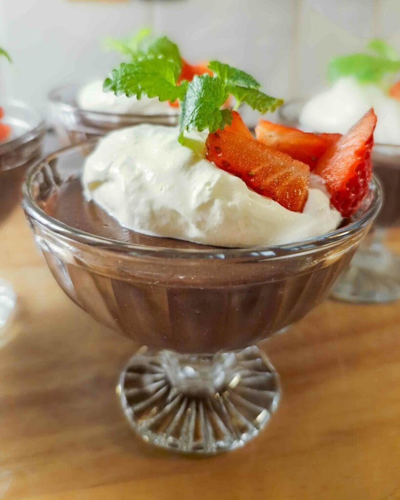 Key lime pie i glas 11 Skål med gammeldags chokladpudding toppad med grädde och skivade jordgubbar.