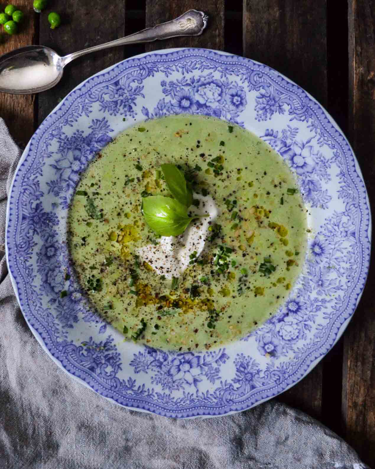 Grön ärtsoppa med örter och crème fraiche Grön ärtsoppa med örter och crème fraiche