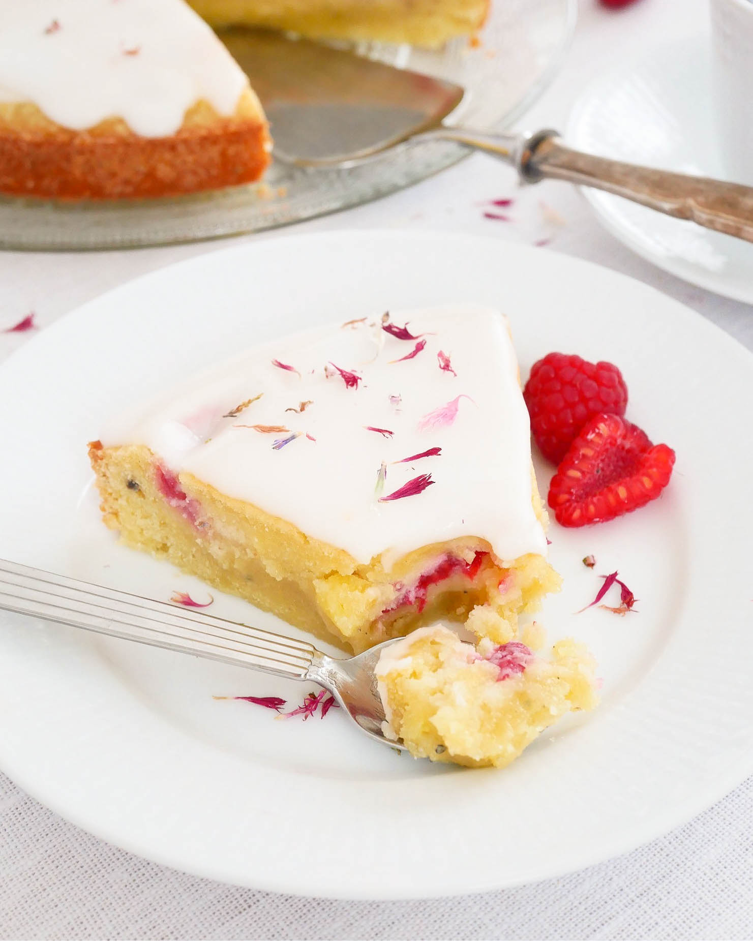 Mazarinkladdkaka med hallon Mazarinkladdkaka med hallon