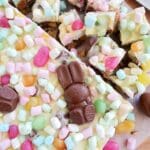 En bit rocky road med choklad, marshmallows och färgglada godisbitar, dekorerad med en chokladkanin.