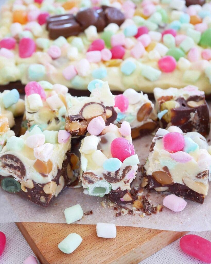 Påskmuffins 8 Bit av rocky road godis med choklad, nötter och färgglada skumgodisar.