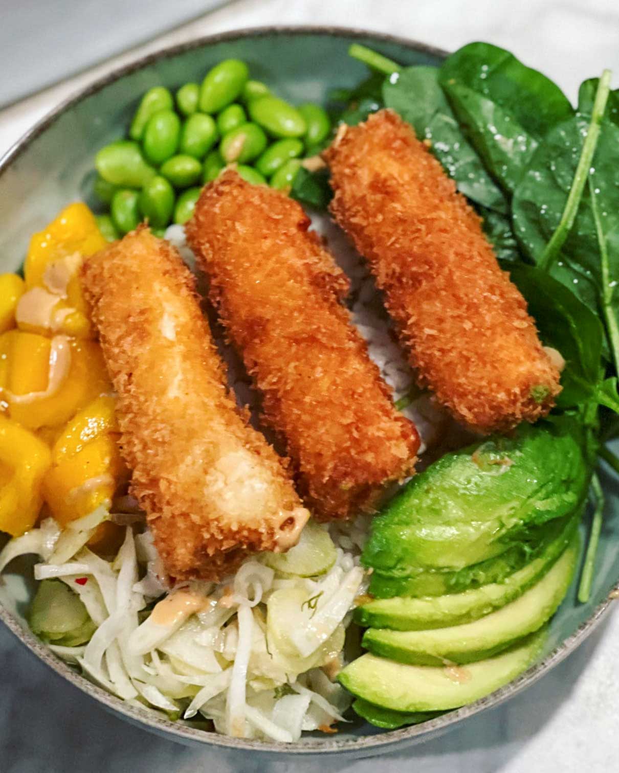 Pokébowl med friterad halloumi Pokébowl med friterad halloumi