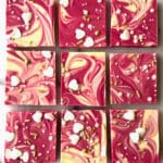Rosa och vit chokladfudge med hjärtformade dekorationer och färgglada prickar.