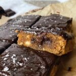 Bananblondie med chokladganache och havssalt på toppen, skuren i bitar.