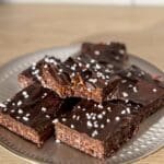 En tallrik med chokladbollsrutor dekorerade med pärlsocker.