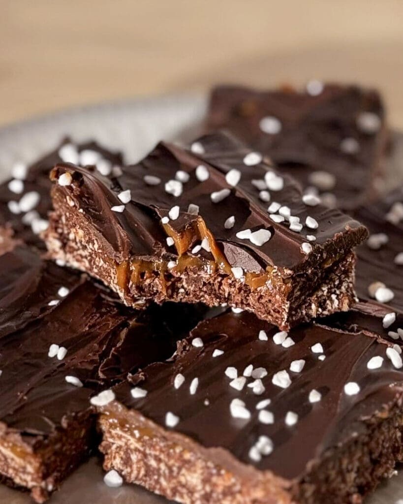 Chokladbollar med krossad Diam 9 Chokladbollsrutor med ett lager av choklad och strössel av kokos och socker.