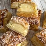 Frasiga bakelser med vaniljkräm och socker på toppen, skurna i bitar.