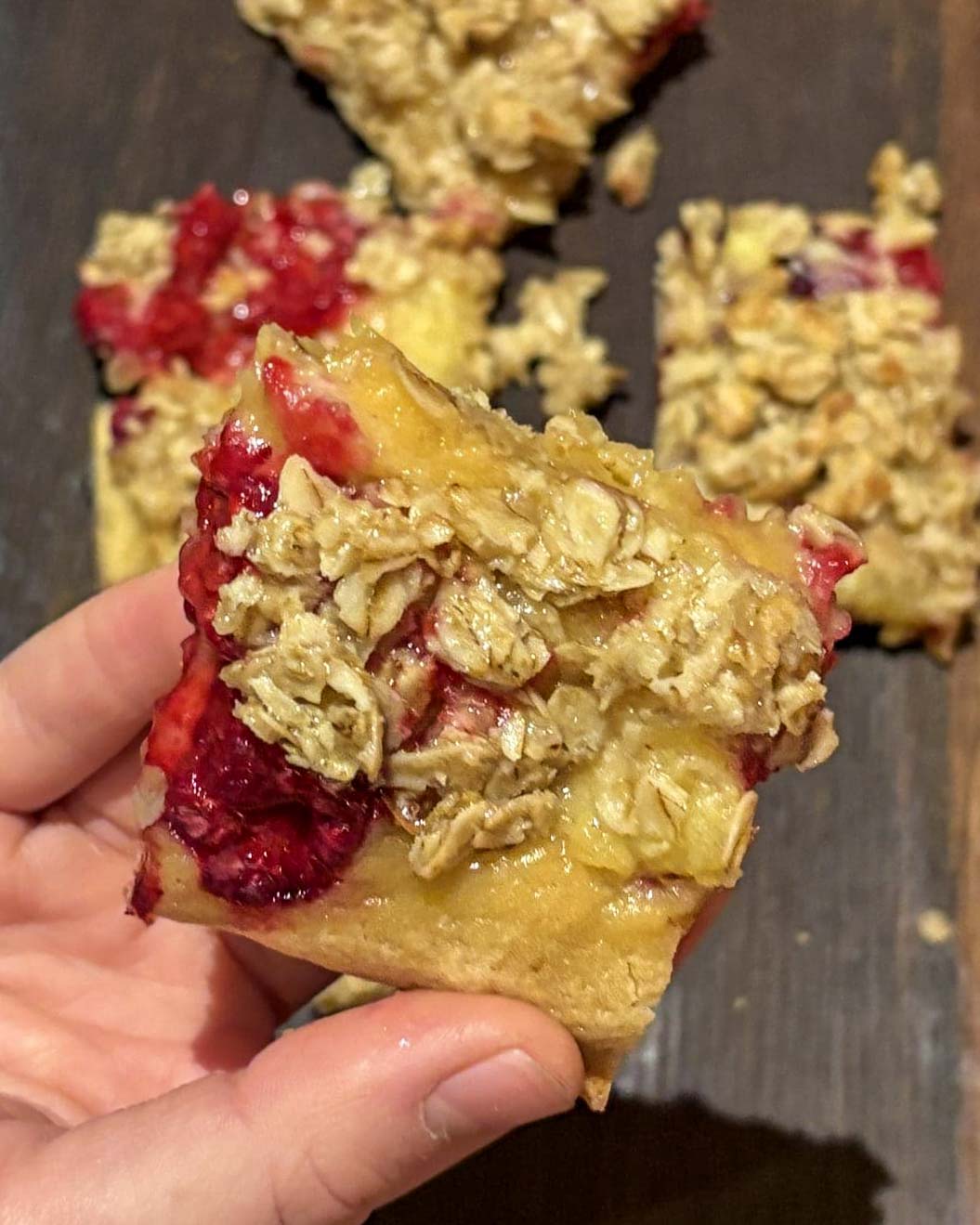 Hallonpajblondies med vaniljkrämsgömma Hallonpajblondies med vaniljkrämsgömma