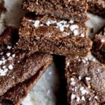Flera chokladkakor med havssalt på en marmorplatta.