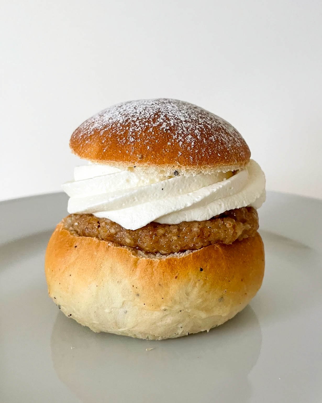 Semla med amaretto och mandelpraliné Semla med amaretto och mandelpraliné