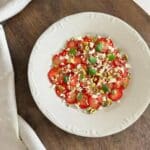 En tallrik med jordgubbscarpaccio toppad med nötter och ost.