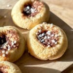Kanelbullar med fyllning och pärlsocker på en träskärbräda.