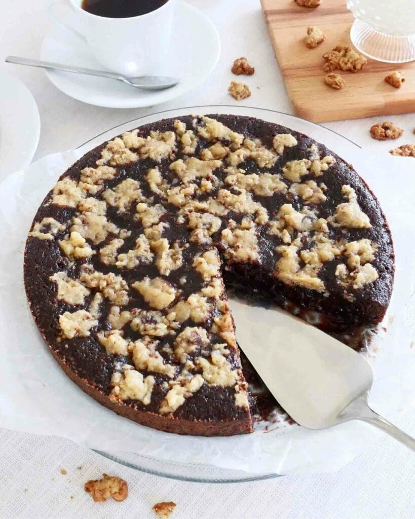 Elinas citronkladdkaka 9 En kladdkaka med cookie dough-topping, skuren med en bit borttagen.