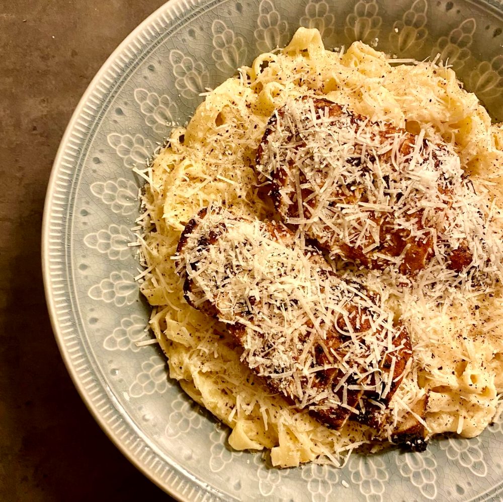 Gratinerad kyckling i ädelostsås 8 Tallrik med pasta Alfredo och ugnsstekt kyckling toppad med riven parmesan.