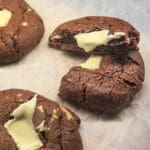 Röda sammetskakor med vit chokladbitar som är delade för att visa insidan.