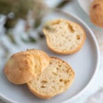 Två halvor av scones på en grå tallrik, med en mjuk och luftig textur.