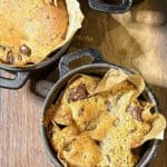 Tre små formar med chokladchip kladdkakor, bakade och klara för servering.