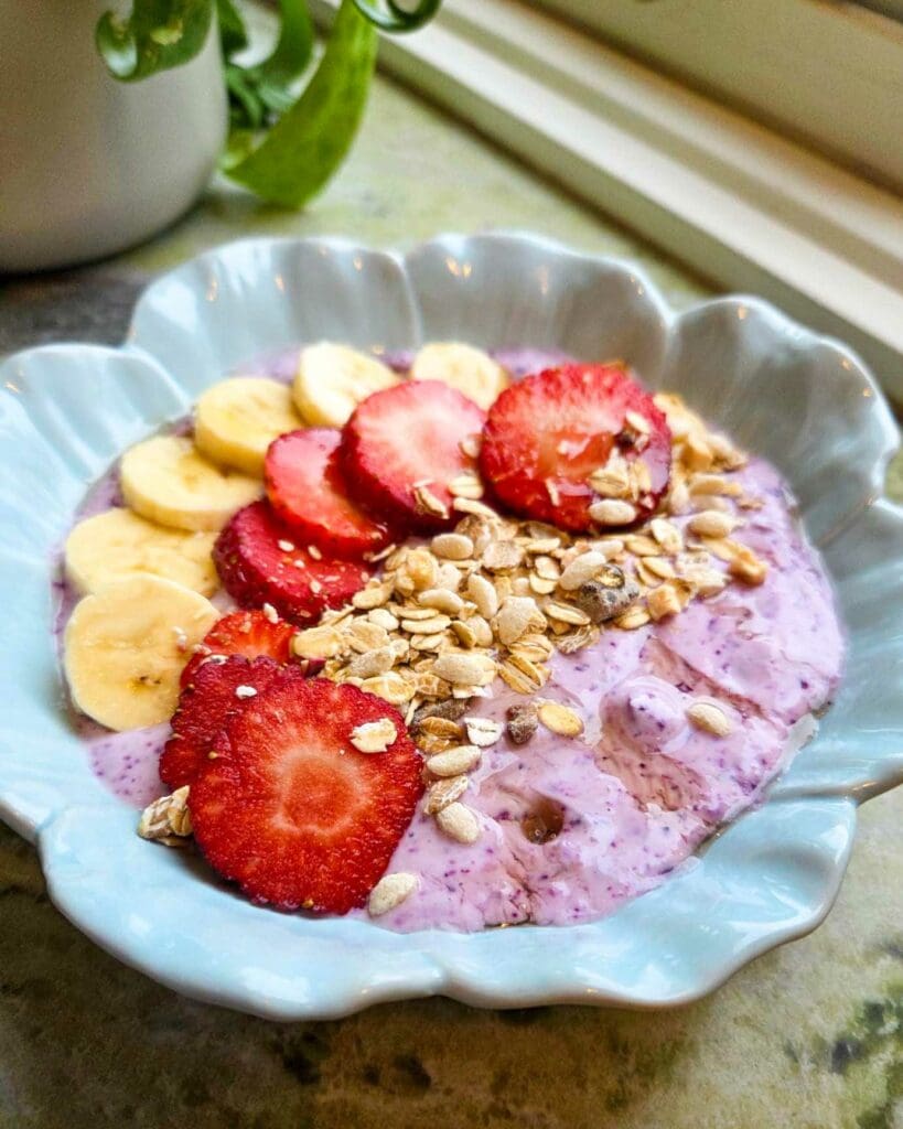 Kokoschiapudding med mango, apelsin och vanilj 5 Skål med grekisk yoghurt toppad med skivor av banan, jordgubbar och granola.