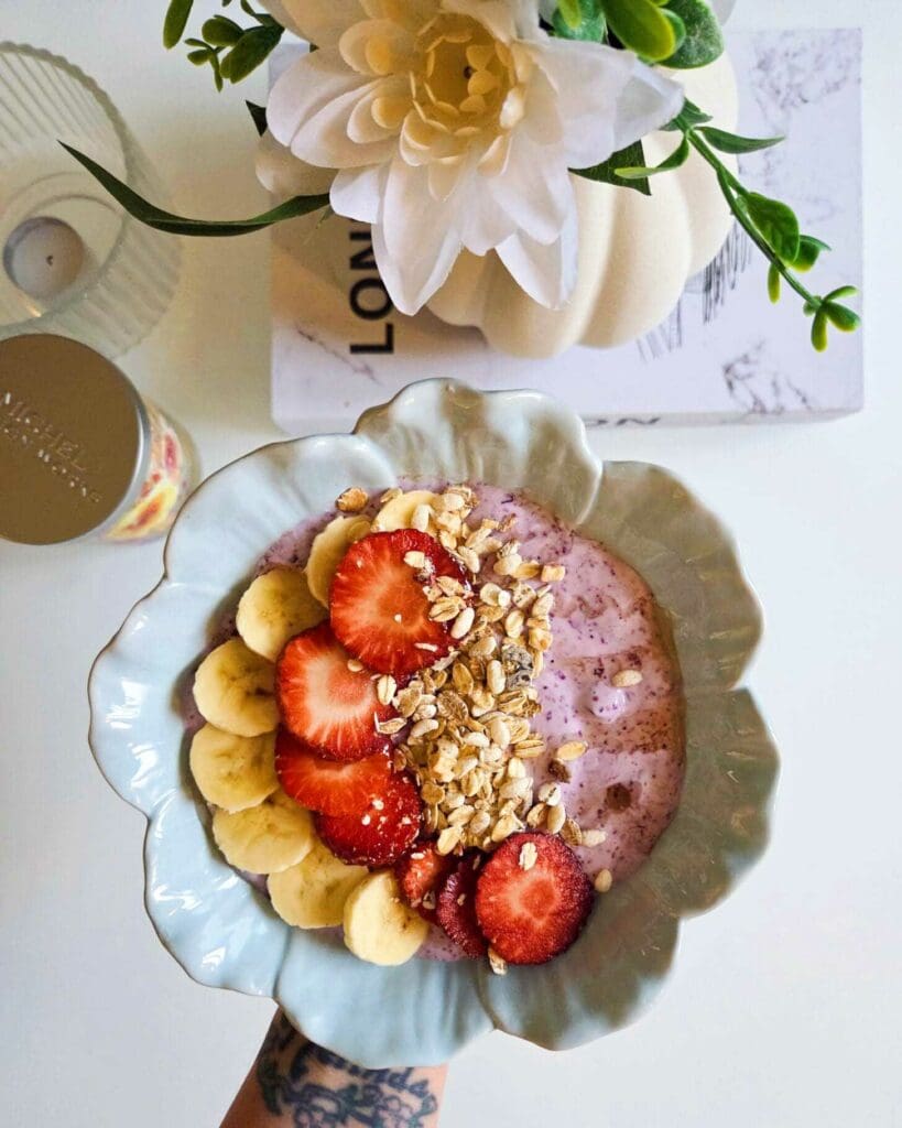 3 smarta recept med keso 13 En skål med grekisk yoghurt toppad med skivade bananer, jordgubbar och granola.
