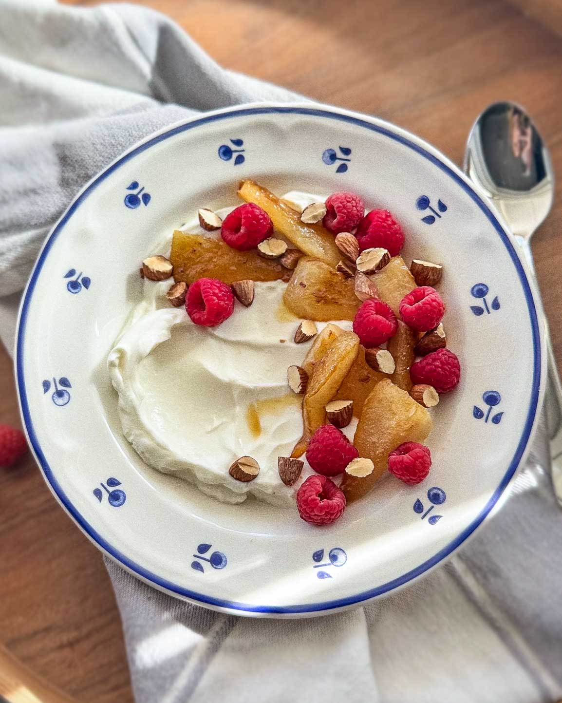 Grekisk yoghurt med smörstekta päron Grekisk yoghurt med smörstekta päron