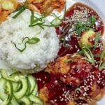 Kinesisk krispig kyckling serverad med ris, sås, grönsaker och kimchi.