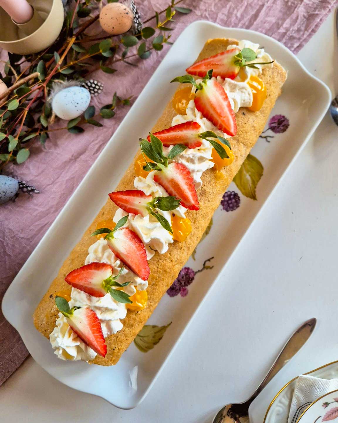Rulltårta med lemon curd och färska jordgubbar Rulltårta med lemon curd och färska jordgubbar