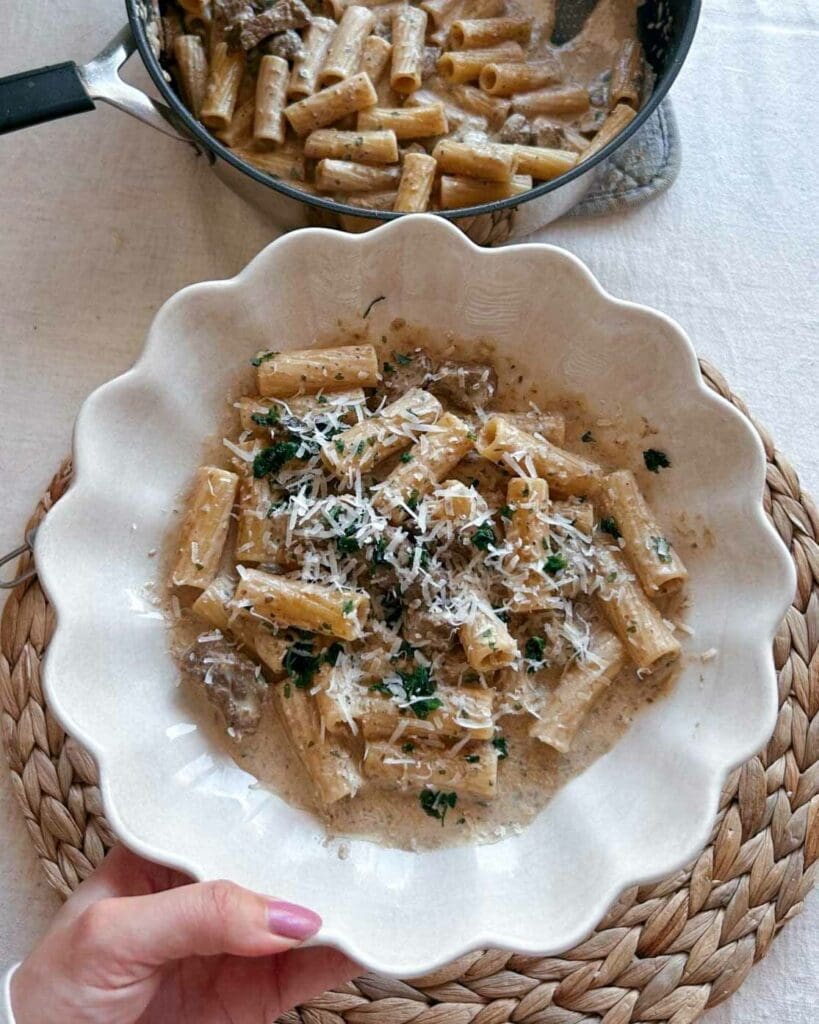 Picklade kantareller 7 En skål med tryffelpasta och ryggbiff, toppad med riven ost och grönsaker.