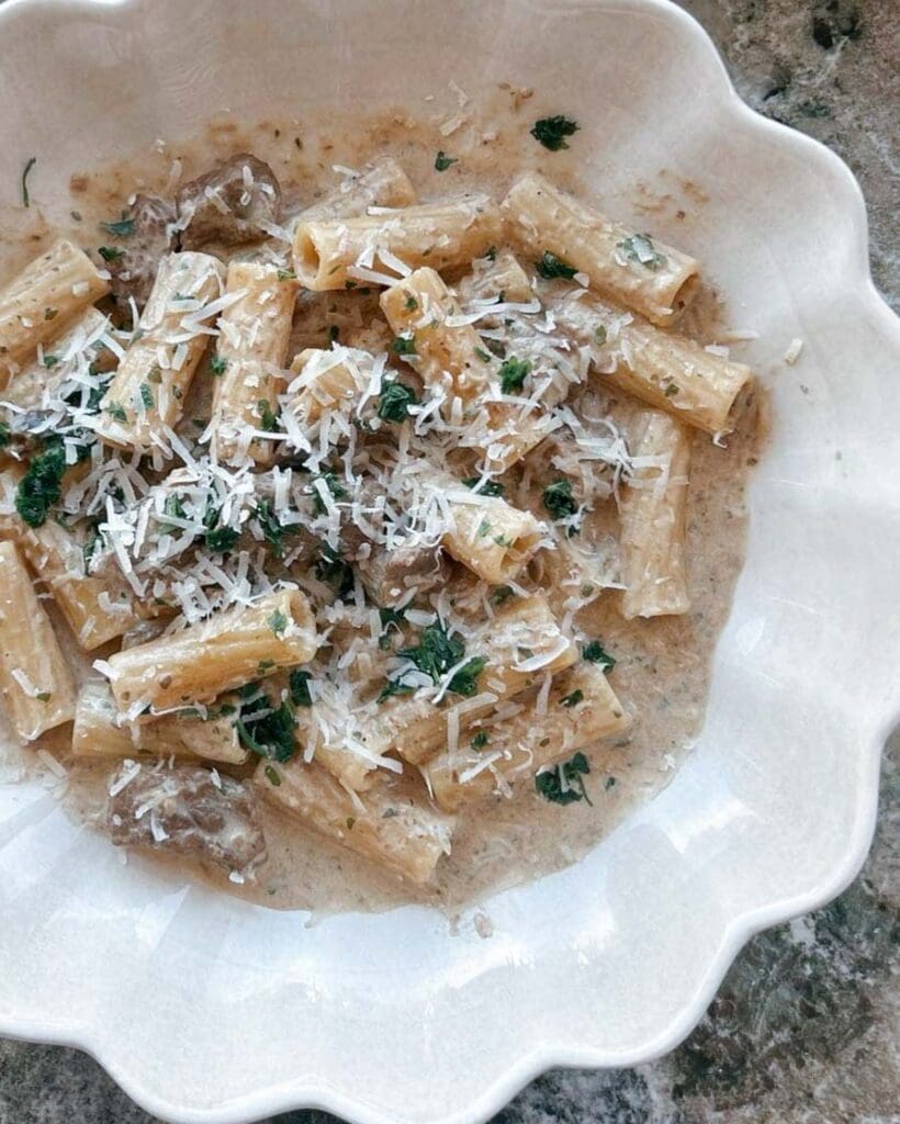 Tomatsås med soltorkad tomat och riven fetaost 11 Tallrik med pasta, ryggbiff, tryffelsås och riven parmesanost.