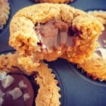 Centerfyllda kakor med mjuk chokladfyllning i en muffinsform.