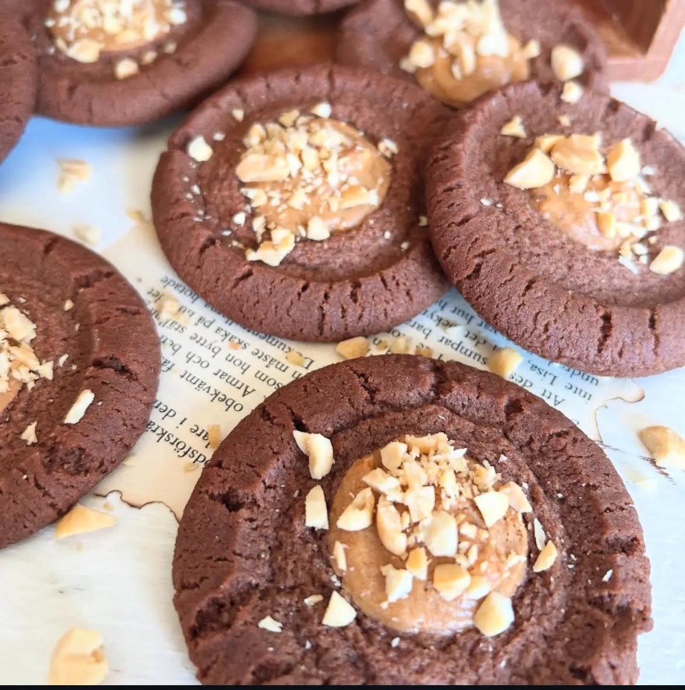 Sega browniecookies 10 Chokladkakor med en fyllning av jordnötssmör och hackade nötter på toppen.
