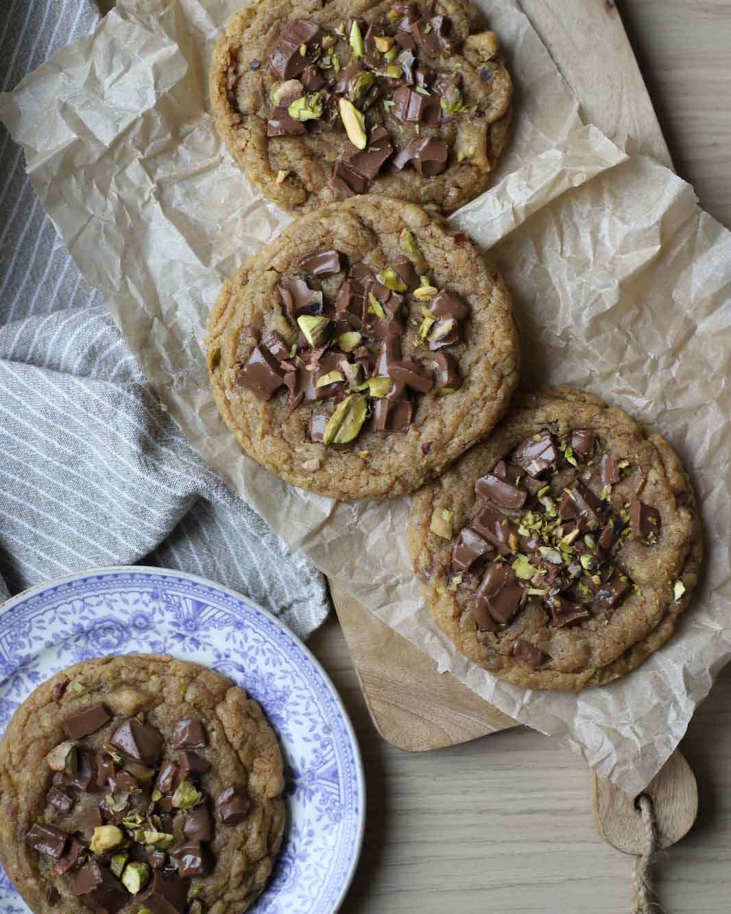 Cookies med brynt smör, pistagenötter och mjölkchoklad Cookies med brynt smör, pistagenötter och mjölkchoklad
