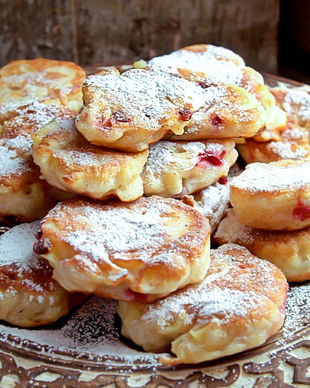 Minibananpannkakor 6 En hög med fluffiga plättar med äpple, pudrade med florsocker på en tallrik.